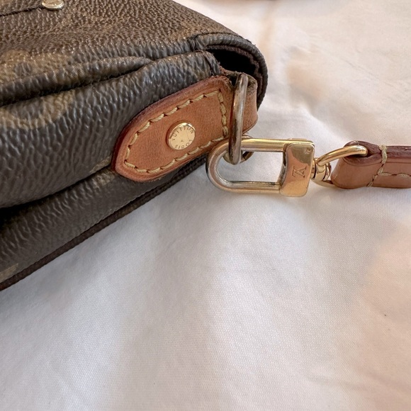 Louis Vuitton Monogram Favorite MM Crossbody - Picture 4 of 11
